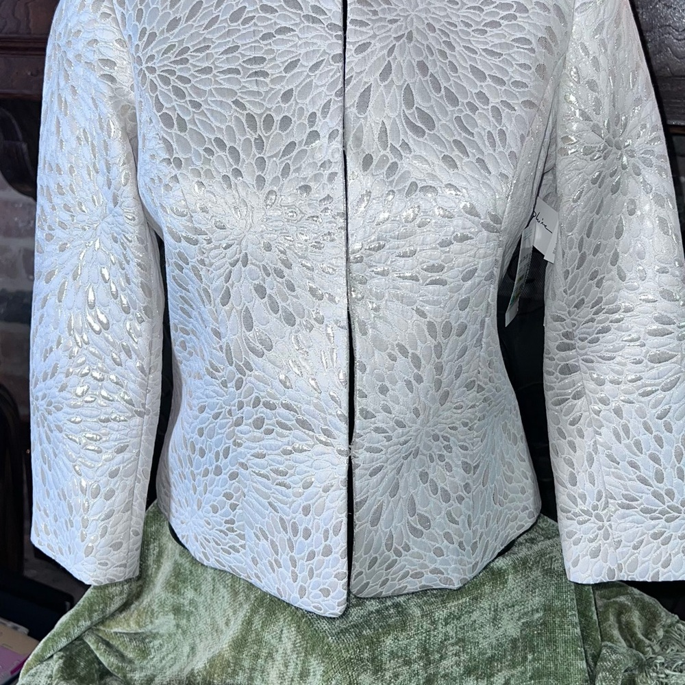Josephine Petite Elegant White Floral Women's Jacket, size 4P with Shoulder pads